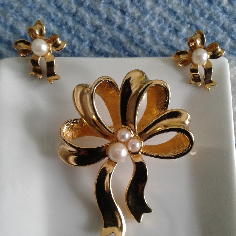 Avon Bow Brooch/Pin with matching earrings